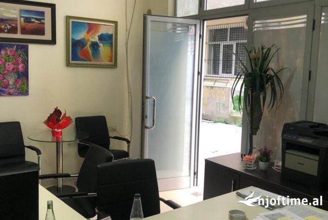 Ambiente Commerciale in Vendita 3+1 a Valona - 40,000 Euro