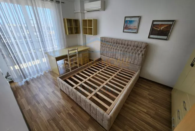Shtepi me qera Apartament ne Tirane, 3+1, Mobilimi E mobiluar, Pagesa 1,100  Euro.