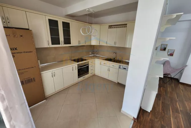 Shtepi me qera Apartament ne Tirane, 3+1, Mobilimi E mobiluar, Pagesa 1,100  Euro.