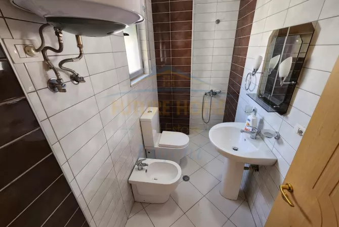 Shtepi me qera Apartament ne Tirane, 3+1, Mobilimi E mobiluar, Pagesa 1,100  Euro.