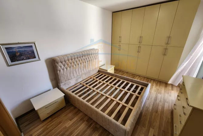 Shtepi me qera Apartament ne Tirane, 3+1, Mobilimi E mobiluar, Pagesa 1,100  Euro.