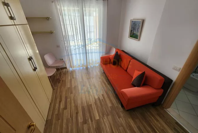 Shtepi me qera Apartament ne Tirane, 3+1, Mobilimi E mobiluar, Pagesa 1,100  Euro.