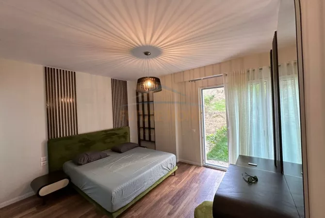 Shtepi me qera Apartament ne Tirane, 2+1, Mobilimi E mobiluar, Pagesa 1,200  Euro.