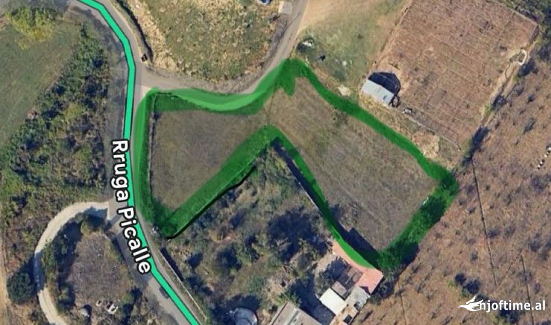 Shitet toke ne Picalle / Tirane 