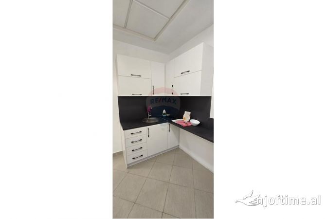 Ambiente Commerciale in Affitto 3+1 a Tirana - 800 Euro