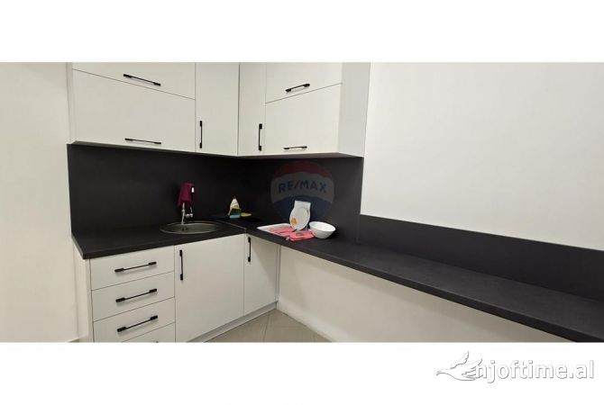 Ambiente Commerciale in Affitto 3+1 a Tirana - 800 Euro