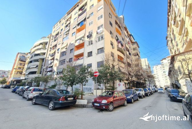 Shitet njesi biznesi Komuna Parisit