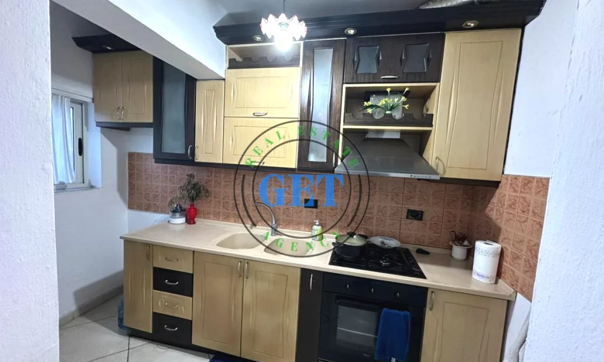 Shtepi ne shitje Papafingo(kati i catise) ne Durres, 2+1, Mobilimi E mobiluar, Pagesa 145,000  Euro.