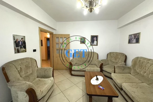 Shtepi ne shitje Papafingo(kati i catise) ne Durres, 2+1, Mobilimi E mobiluar, Pagesa 145,000  Euro.