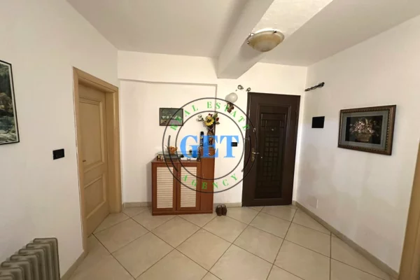 Shtepi ne shitje Papafingo(kati i catise) ne Durres, 2+1, Mobilimi E mobiluar, Pagesa 145,000  Euro.