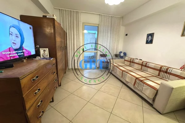 Shtepi ne shitje Papafingo(kati i catise) ne Durres, 2+1, Mobilimi E mobiluar, Pagesa 145,000  Euro.