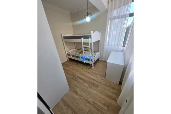 Shtepi ne shitje Apartament ne Durres, 2+1, Mobilimi E mobiluar, Pagesa 125,000  Euro.
