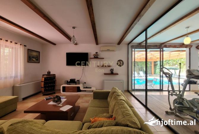 SHITET HOTEL ME PISHINE NE SHKALLNUR!