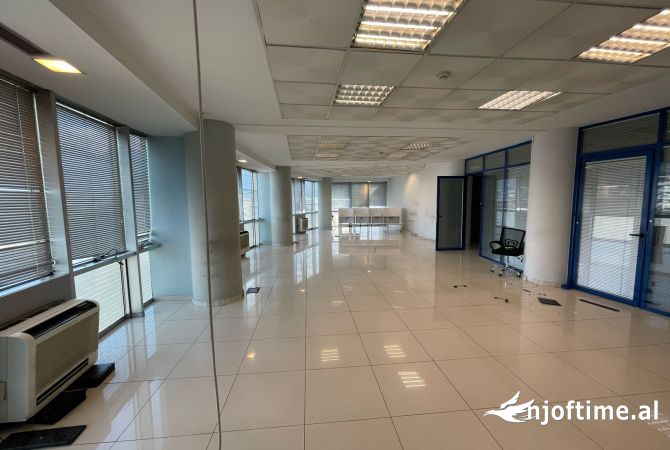 Ambiente Commerciale in Affitto 1+1 a Tirana - 2,800 Euro