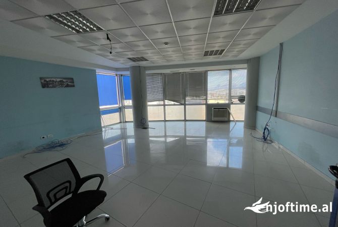 Ambiente Commerciale in Affitto 1+1 a Tirana - 2,800 Euro