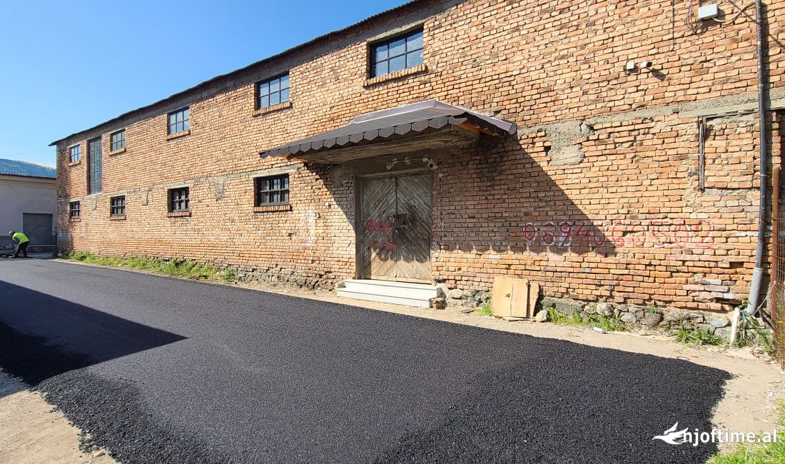 Shitet magazine 2 kate 700m2 hyrje te korces zona industriale