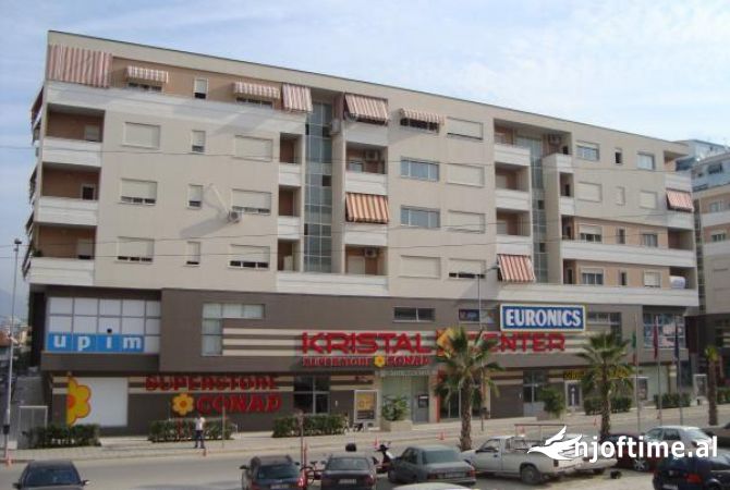 Shitet Ambient Biznesi tek Komuna e Parisit 📍