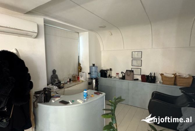 Ambiente Commerciale in Affitto 3+1 a Tirana - 1,300 Euro