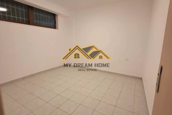 Shtepi ne shitje Apartament ne Durres, 2+1, Mobilimi E mobiluar, Pagesa 82,000  Euro.