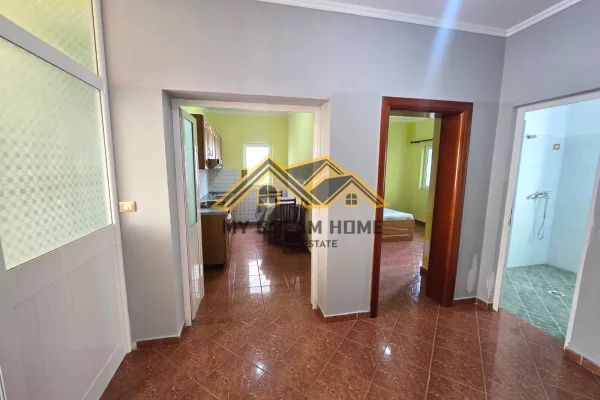 Shtepi me qera Apartament ne Durres, 6+1, Mobilimi Pjeserisht e mobiluar, Pagesa 900  Euro.