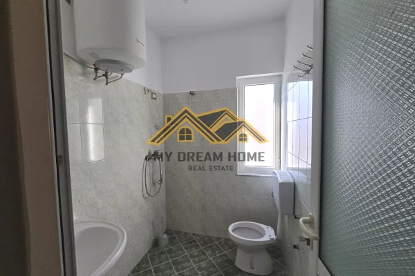 Shtepi me qera Apartament ne Durres, 6+1, Mobilimi Pjeserisht e mobiluar, Pagesa 900  Euro.