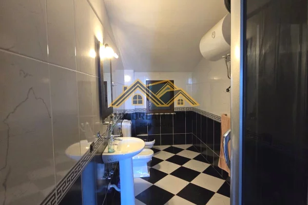 Shtepi ne shitje Shtepi Private ne Durres, 6+1, Mobilimi E mobiluar, Pagesa 155,000  Euro.