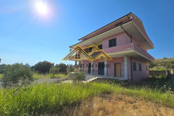 Shtepi ne shitje Shtepi Private ne Durres, 6+1, Mobilimi E mobiluar, Pagesa 155,000  Euro.