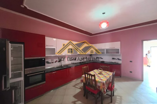 Shtepi ne shitje Shtepi Private ne Durres, 6+1, Mobilimi E mobiluar, Pagesa 155,000  Euro.