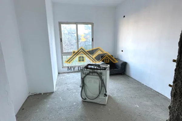 Shtepi ne shitje Apartament ne Durres, 1+1, Mobilimi Bosh, pa mobiluar, Pagesa 72,000  Euro.