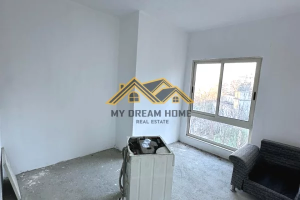 Shtepi ne shitje Apartament ne Durres, 1+1, Mobilimi Bosh, pa mobiluar, Pagesa 72,000  Euro.