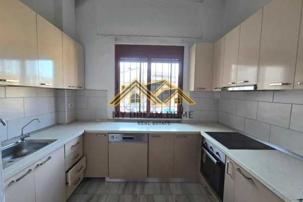 Shtepi me qera Apartament ne Durres, 3+1, Mobilimi E mobiluar, Pagesa 400  Euro.