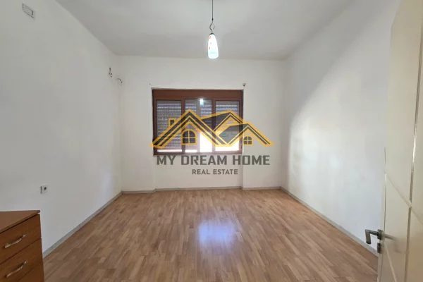 Shtepi me qera Apartament ne Durres, 3+1, Mobilimi E mobiluar, Pagesa 400  Euro.