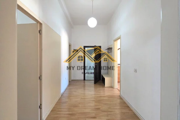 Shtepi me qera Apartament ne Durres, 3+1, Mobilimi E mobiluar, Pagesa 400  Euro.