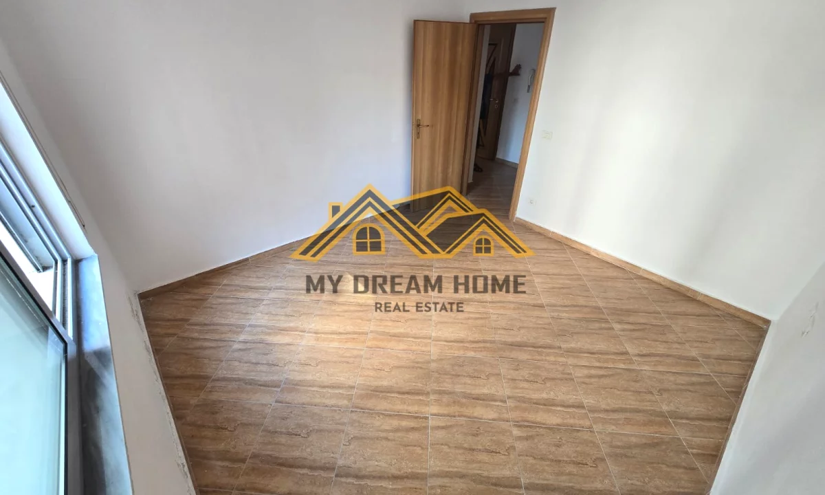 Shtepi ne shitje Apartament ne Durres, 1+1, Mobilimi Bosh, pa mobiluar, Pagesa 95,000  Euro.