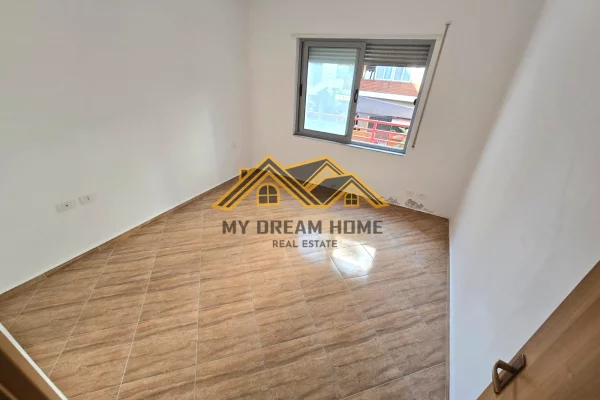 Shtepi ne shitje Apartament ne Durres, 1+1, Mobilimi Bosh, pa mobiluar, Pagesa 95,000  Euro.