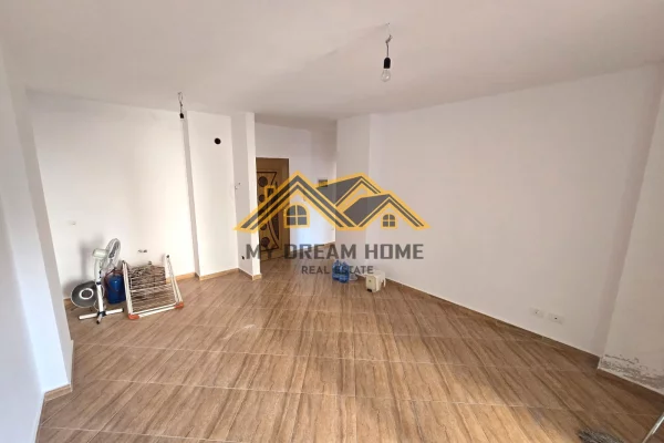 Shtepi ne shitje Apartament ne Durres, 1+1, Mobilimi Bosh, pa mobiluar, Pagesa 95,000  Euro.