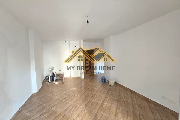 Shtepi ne shitje Apartament ne Durres, 1+1, Mobilimi Bosh, pa mobiluar, Pagesa 95,000  Euro.