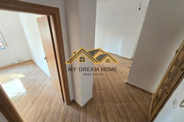 Shtepi ne shitje Apartament ne Durres, 1+1, Mobilimi Bosh, pa mobiluar, Pagesa 95,000  Euro.