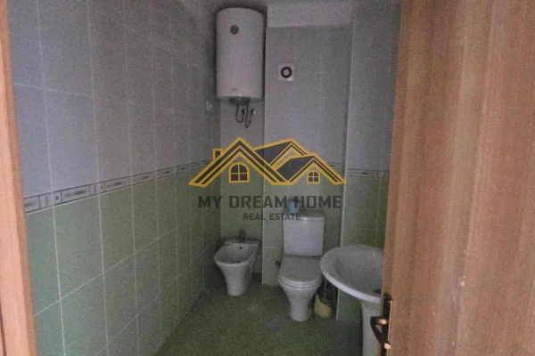 Shtepi ne shitje Apartament ne Durres, 1+1, Mobilimi Bosh, pa mobiluar, Pagesa 95,000  Euro.