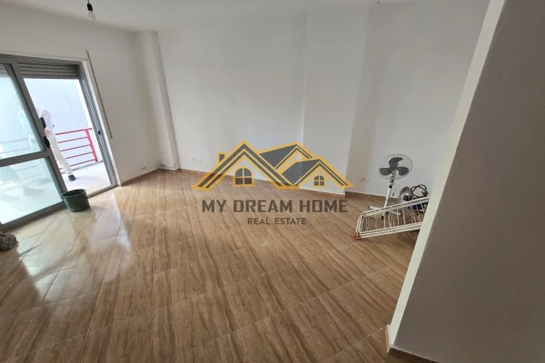 Shtepi ne shitje Apartament ne Durres, 1+1, Mobilimi Bosh, pa mobiluar, Pagesa 95,000  Euro.