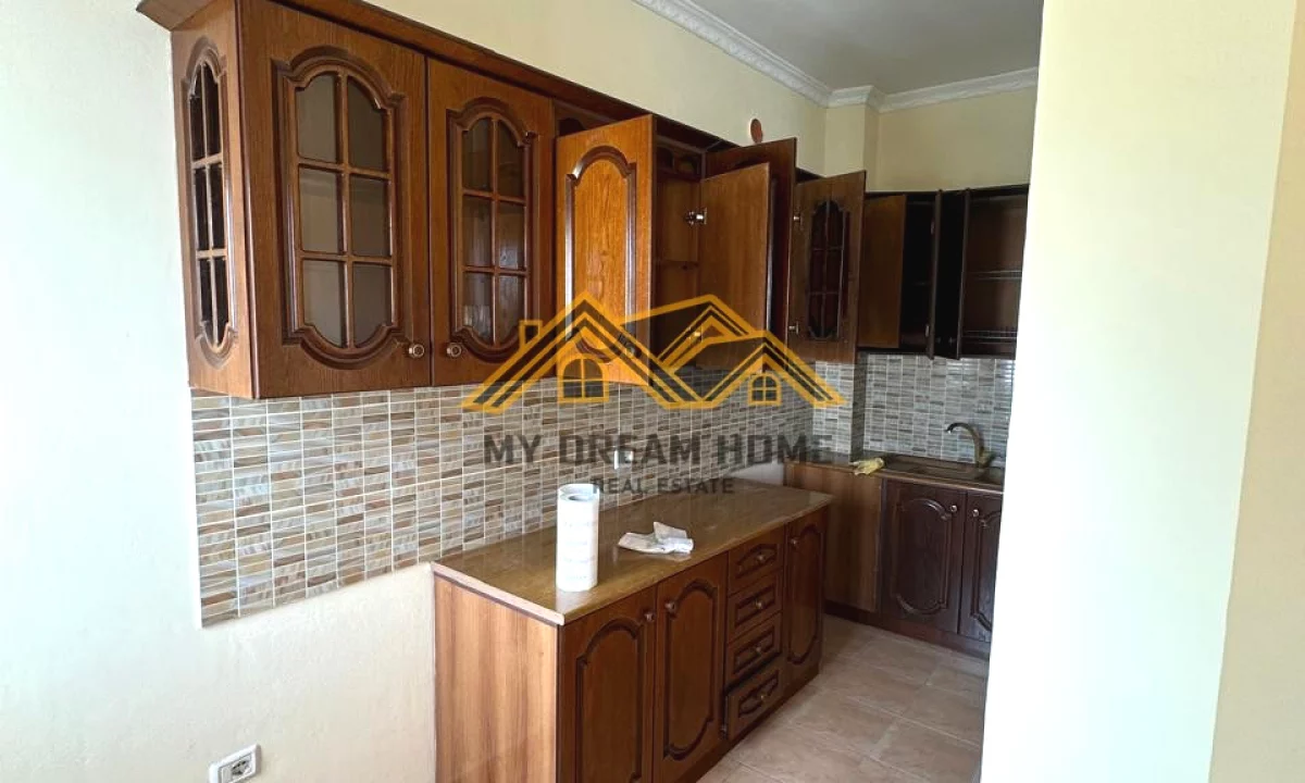 Shtepi ne shitje Apartament ne Durres, 1+1, Mobilimi Bosh, pa mobiluar, Pagesa 80,000  Euro.