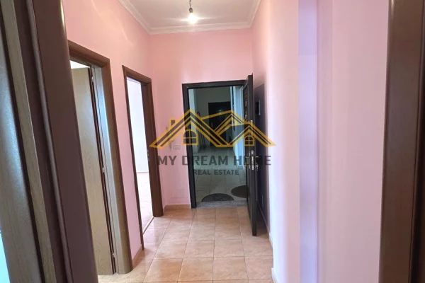 Shtepi ne shitje Apartament ne Durres, 1+1, Mobilimi Bosh, pa mobiluar, Pagesa 80,000  Euro.