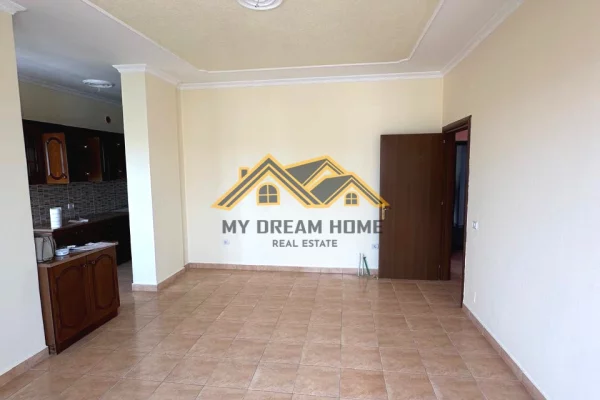 Shtepi ne shitje Apartament ne Durres, 1+1, Mobilimi Bosh, pa mobiluar, Pagesa 80,000  Euro.