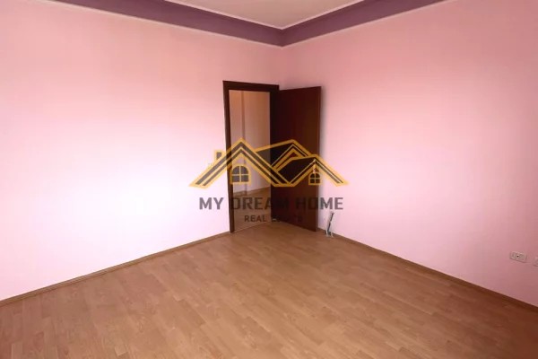 Shtepi ne shitje Apartament ne Durres, 1+1, Mobilimi Bosh, pa mobiluar, Pagesa 80,000  Euro.