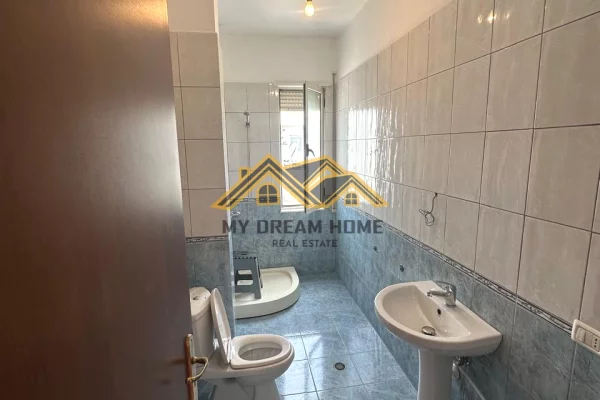 Shtepi ne shitje Apartament ne Durres, 1+1, Mobilimi Bosh, pa mobiluar, Pagesa 80,000  Euro.