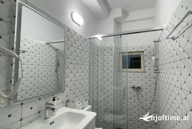 Ambiente Commerciale in Affitto 5+1 a Tirana - 5,000 Euro