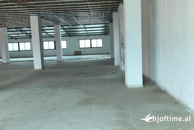 Ambiente Commerciale in Affitto 1+1 a Tirana - 10,000 Euro