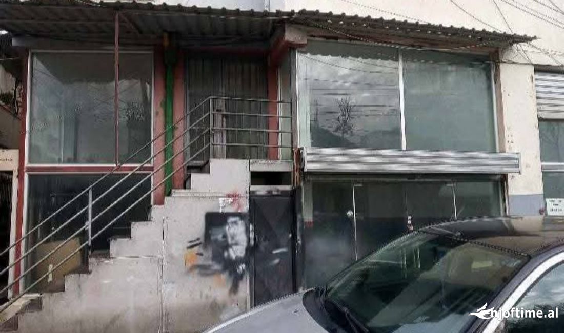 Shitet dyqan 52 m2  Duplex Rruga Thoma Koxhaj Pallatet Cabej 95000 euro.