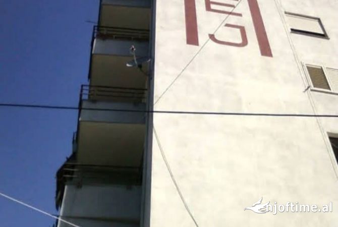 Shitet dyqan 52 m2  Duplex Rruga Thoma Koxhaj Pallatet Cabej 95000 euro.