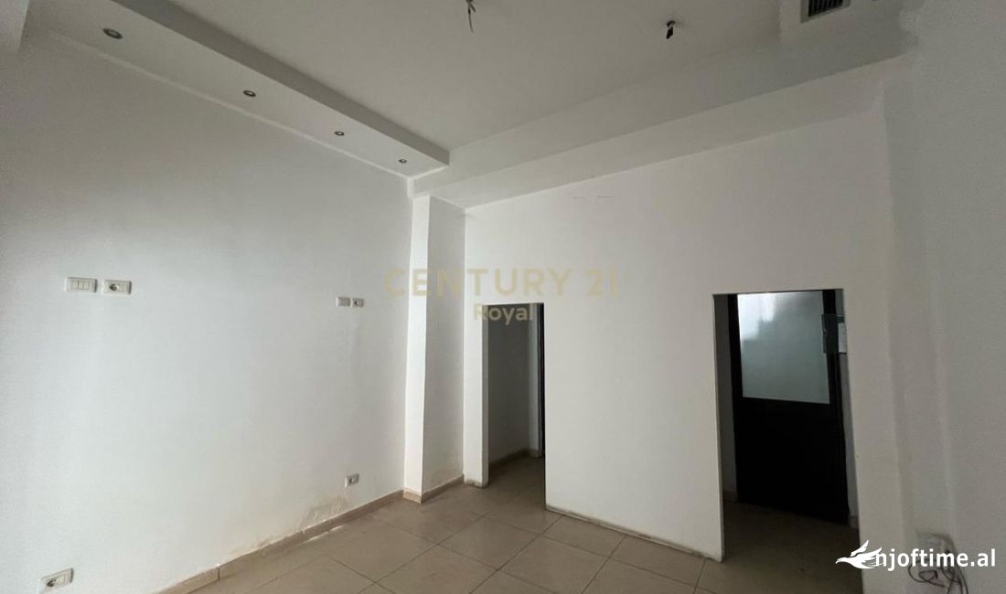 OKAZIIION; Shitet ambient komercial ne qender te Kavajes me sip 63m2